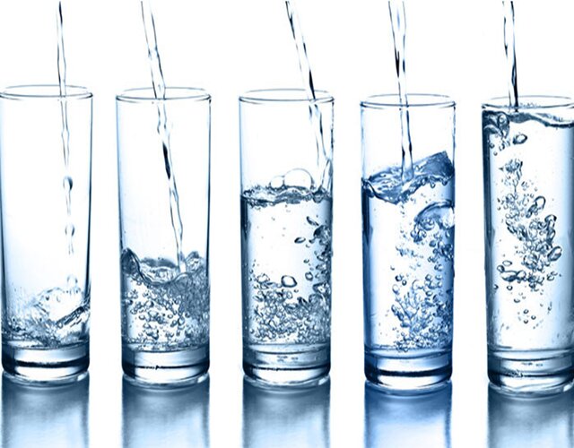 Bạn nên bổ sung thật nhiều nước trước, trong và sau khi uống rượu